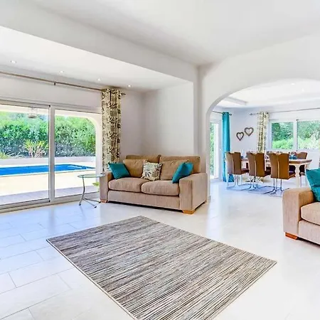 Carvoeiro Sleeps 6 With Pool Air Con And Wifi *
