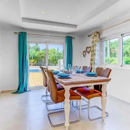 Carvoeiro Sleeps 6 With Pool Air Con And Wifi Villa