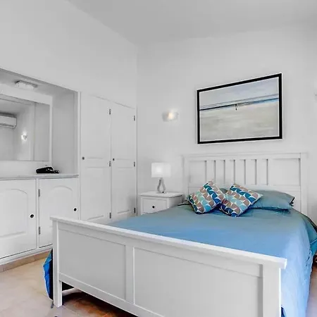 Carvoeiro Sleeps 6 With Pool Air Con And Wifi