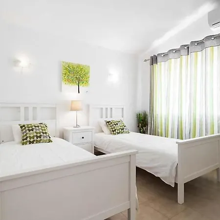 Carvoeiro Sleeps 6 With Pool Air Con And Wifi Villa *